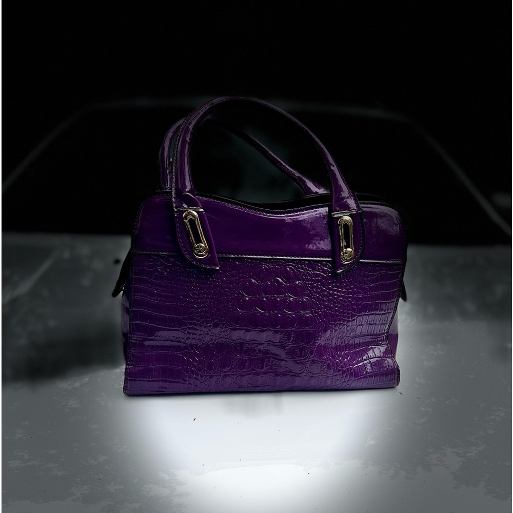 Brand new purse never used in decent condition